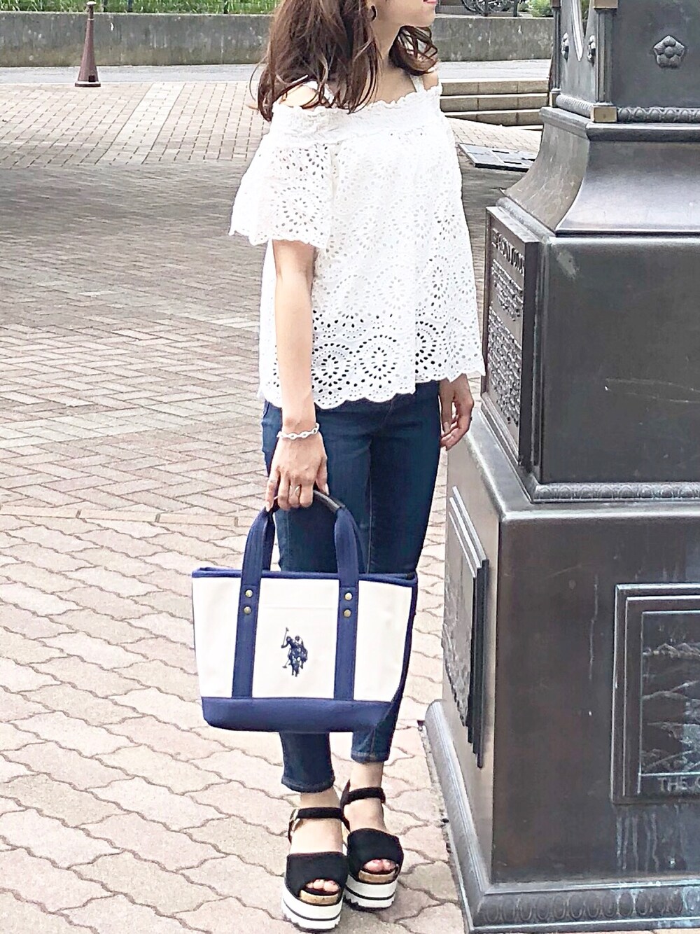 ホワイト系のシャツ/ブラウス、ブルー系のデニムパンツ、ホワイト系のトートバッグを着用したレディースの夏コーディネートの1枚目の写真