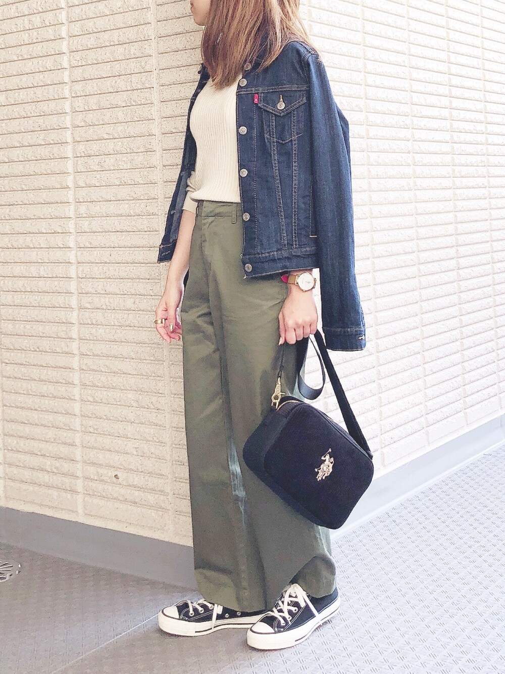 「boujeloud、チノパン、パンツスタイル、ワイドパンツ、秋コーデ、スニーカー、スニーカーコーデ、コンバース、デニムジャケット、低身長コーデ」｜「Bou Jeloudのヒートリブ◆肩釦ニットプルオーバー（ニット/セーター、ホワイト系）」を使った、ｎａｎａ♡さん（レディース・153cm）の秋コーディネートの1枚目の写真