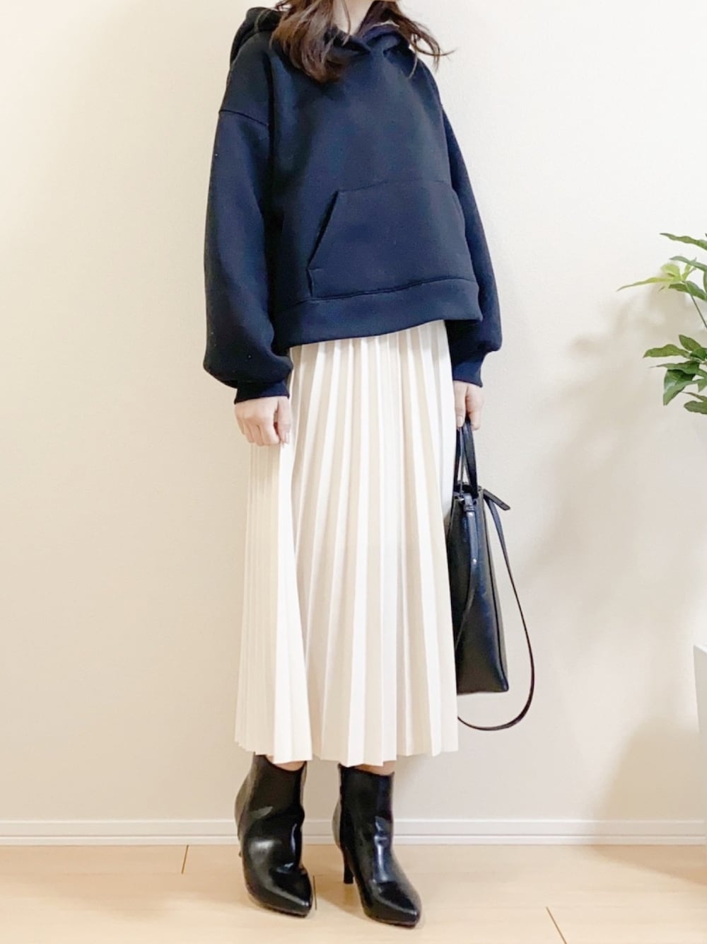 「パーカー、プリーツスカート、ロングスカート、モノトーン、モノトーンコーデ、ラクチンコーデ、大人女子、低身長コーデ、ショートブーツ、ブーツ」｜「KhajuのKhaju:スポンディッシュボックスパーカー（パーカー、ブラック系）」を使った、ｎａｎａ♡さん（レディース・153cm）の冬コーディネートの1枚目の写真