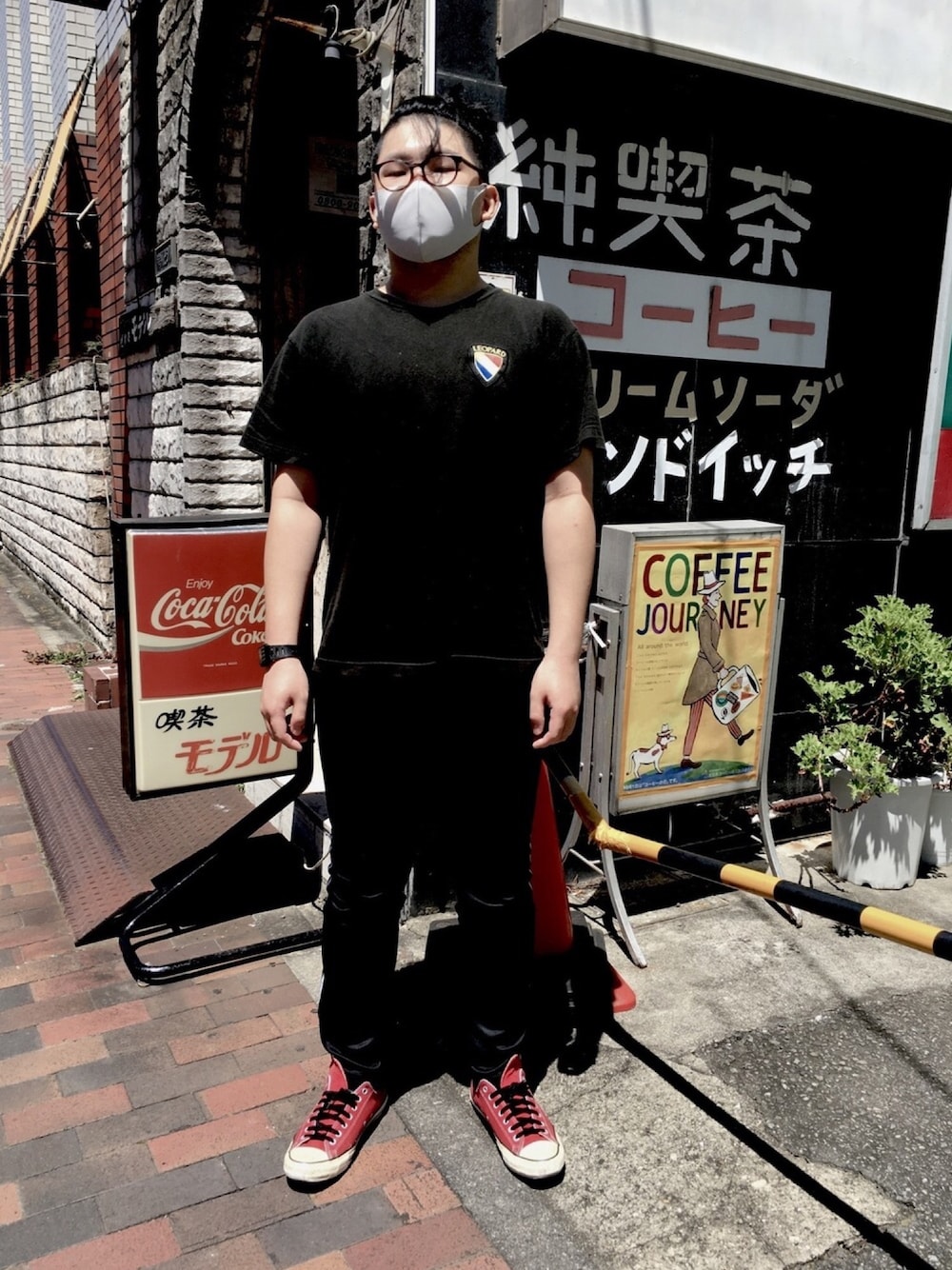 「adidas、converse、アディダスにコンバース、メガネ男子、マンバン、ジャージ、ブラックコーデ、夏コーデ、モノトーン、赤スニーカー」｜「LEOPARDのアイテム（Tシャツ/カットソー、ブラック系）」を使った、ホンダネーション さん（メンズ・171cm）の夏コーディネートの1枚目の写真