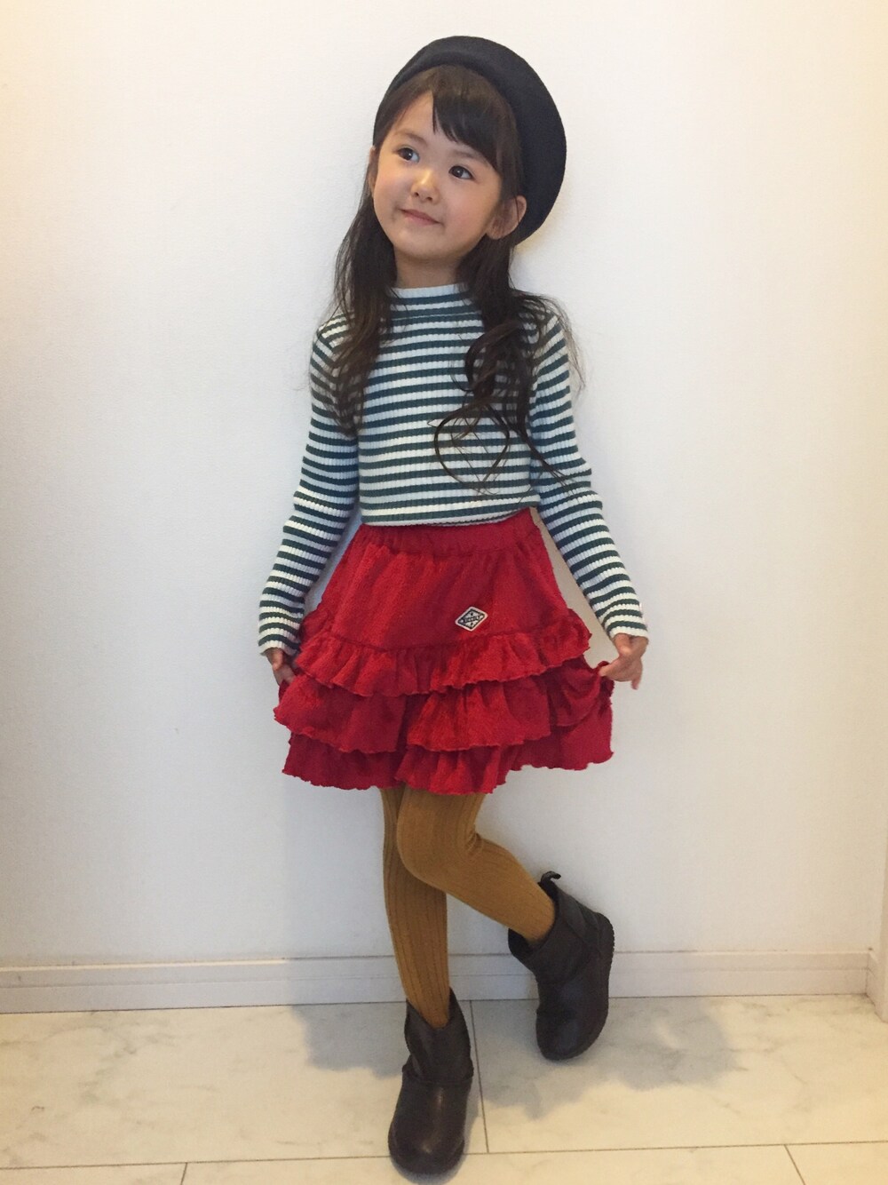 「キッズファッション、キッズコーデ、子供服、おしゃれさんと繋がりたい、秋コーデ、キッコリー、シシュノン、マザーグース」｜「KiCCOLYのスエード風３段フリルスカート（スカート、レッド系）」を使った、りーちゃんさん（キッズ・110cm）の秋コーディネートの1枚目の写真