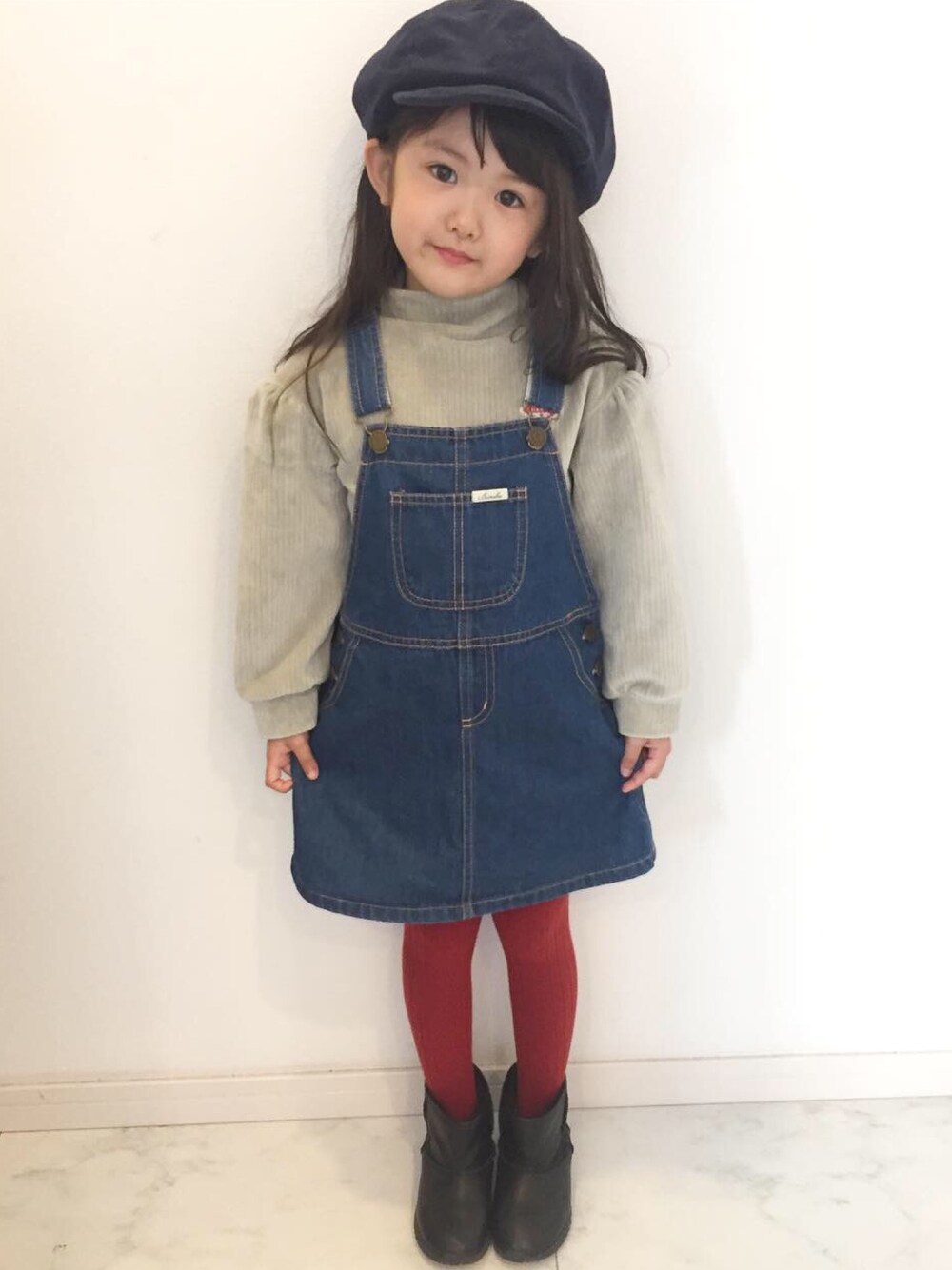 「秋冬コーデ、キッズコーデ、キッズファッション、子供服、おしゃれさんと繋がりたい、キッコリー、シシュノン」｜「BRANSHESのデニムジャンパースカート（ジャンパースカート、ブルー系）」を使った、りーちゃんさん（キッズ・110cm）の秋コーディネートの1枚目の写真