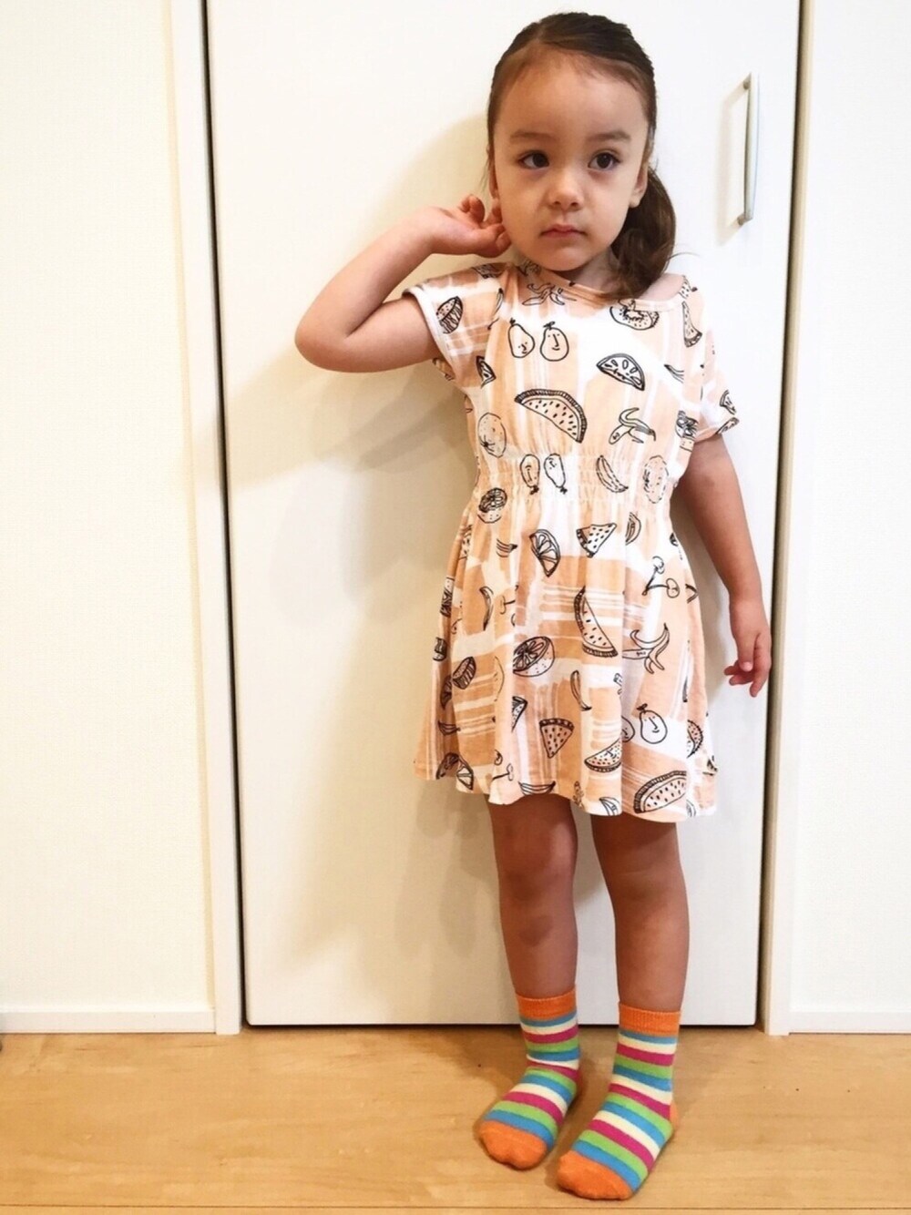 オレンジ系のワンピースを着用したキッズの夏コーディネートの1枚目の写真