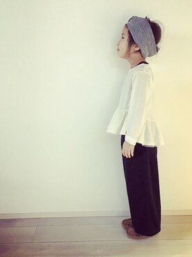 「ぺプラムトップス」｜「アイテム（モカシン/デッキシューズ）」を使った、kinaさん（キッズ・110cm）の冬コーディネート
