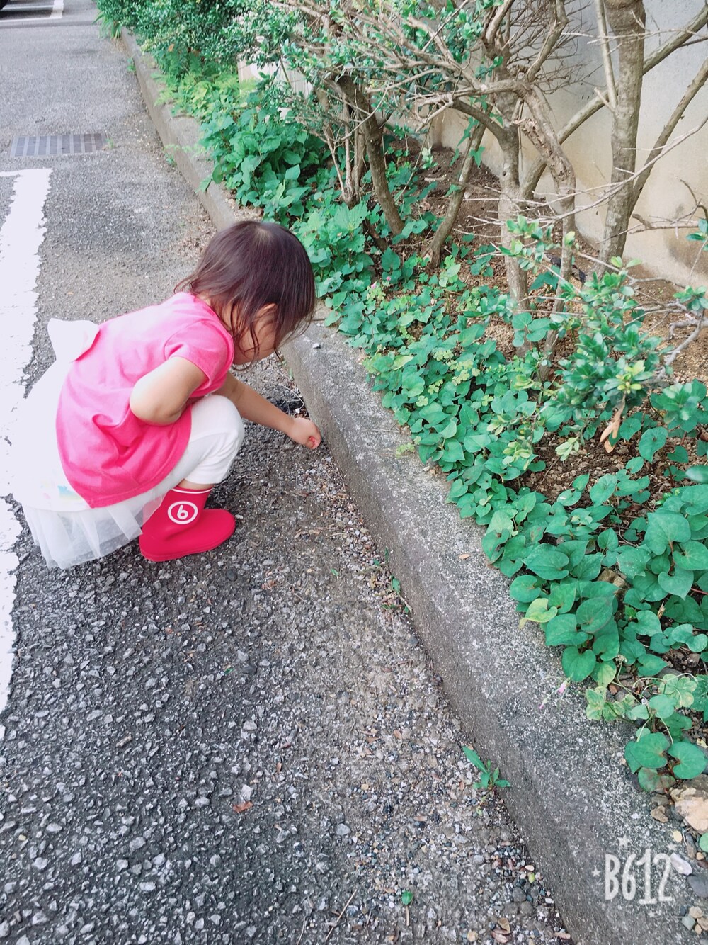 「レインシューズ、こどもビームス、雨の日コーデ、保育園スタイル、kids、３歳女の子」｜「ダンゴムシを見つけたよ🐛のアイテム（レインシューズ、ピンク系）」を使った、hanacoさん（キッズ・90cm）の夏コーディネートの1枚目の写真