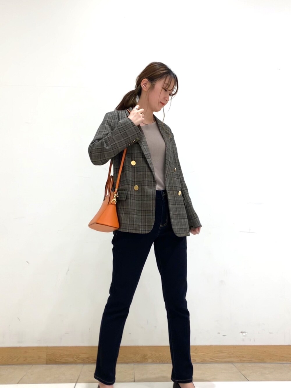 その他のその他アウター、ベージュ系のニット/セーター、その他のデニムパンツを着用したレディースの秋コーディネートの1枚目の写真