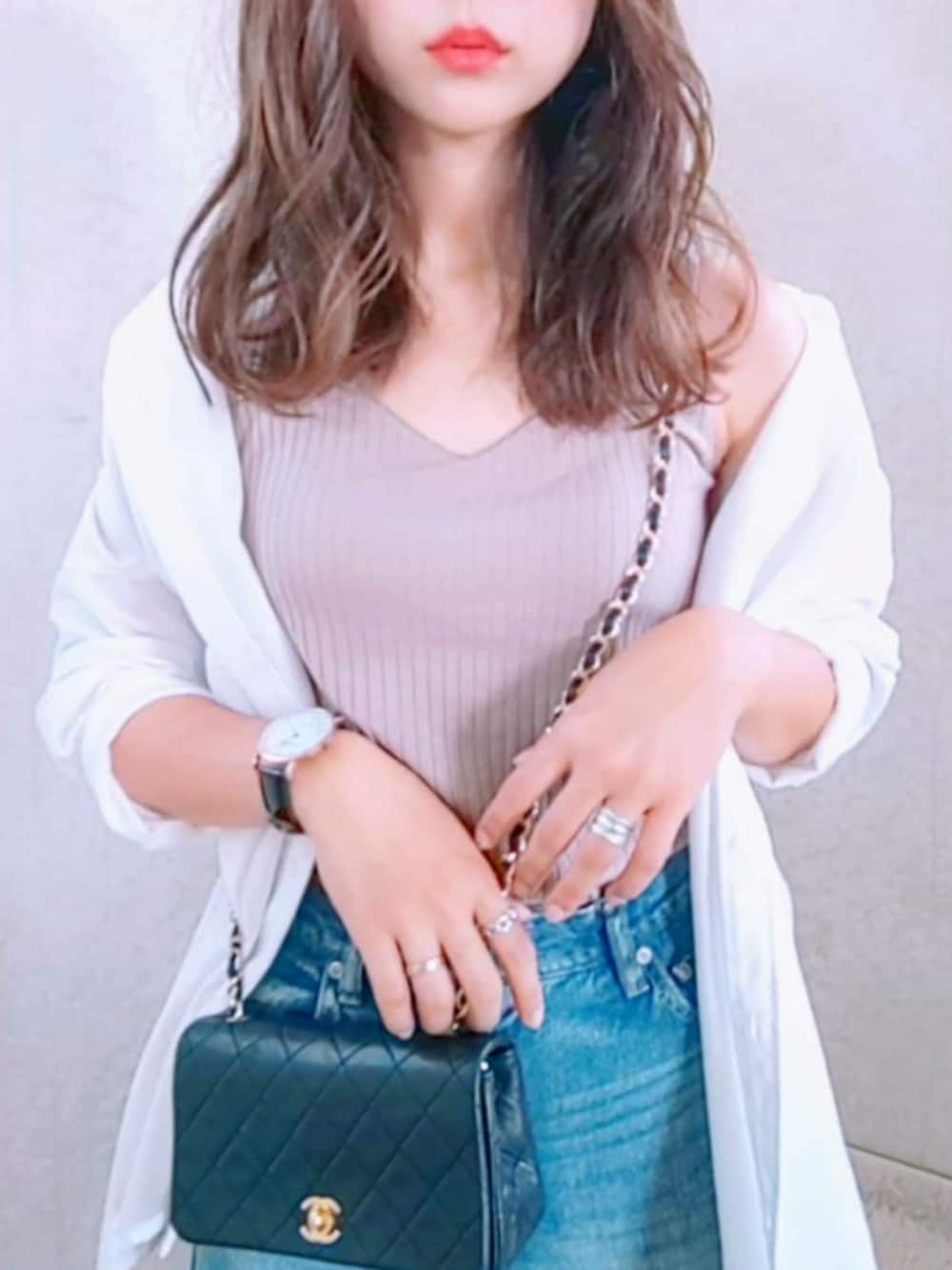 「シンプルコーデ、ワイドリブブラタンクトップ、UNIQLO、ユニクロ、ユニクロコーデ、しまむら、シャツスタイル、シャツ、chanel、シャネル」｜「UNIQLOのワイドリブブラタンクトップ（ブラジャー、ベージュ系）」を使った、michanさん（レディース・160cm）の夏コーディネートの1枚目の写真