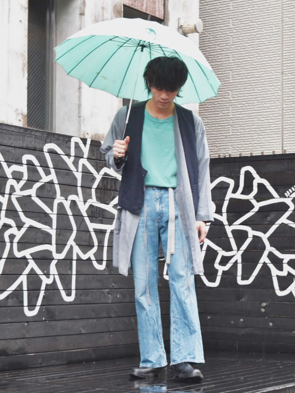 「パステル映える春、春コーデ、雨の日コーデ、レイヤードスタイル、ベスト、古着MIX、タックイン、セミフレアパンツ、デニムパンツ」｜「alvistaのアイテム（Tシャツ/カットソー、ブルー系）」を使った、oriryoさん（メンズ・173cm）の春コーディネートの1枚目の写真