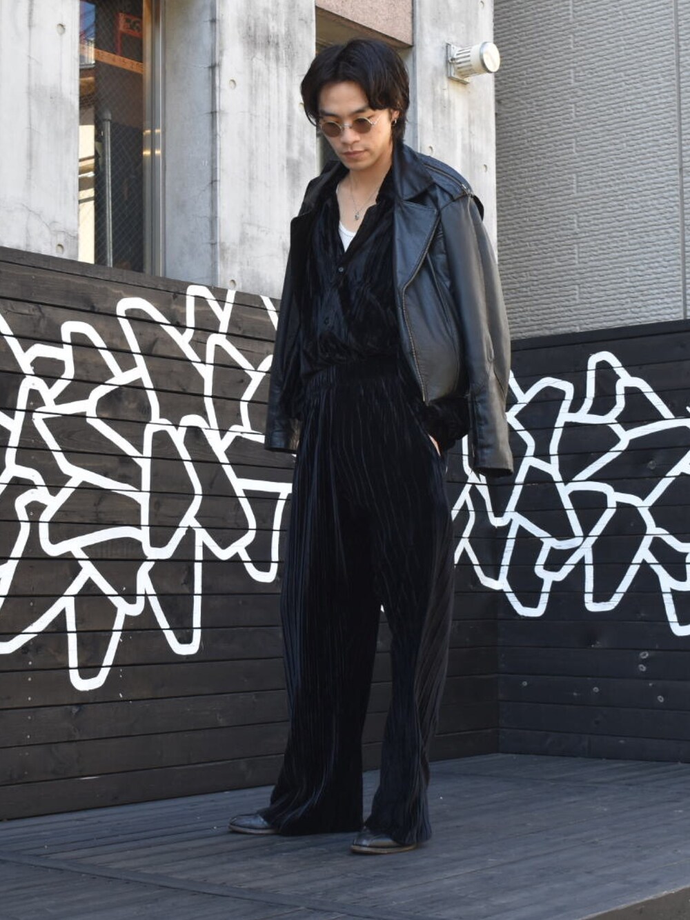 ブラック系のライダースジャケット、ブラック系のパンツ、ブラック系のシャツ/ブラウスを着用したメンズの春コーディネートの1枚目の写真