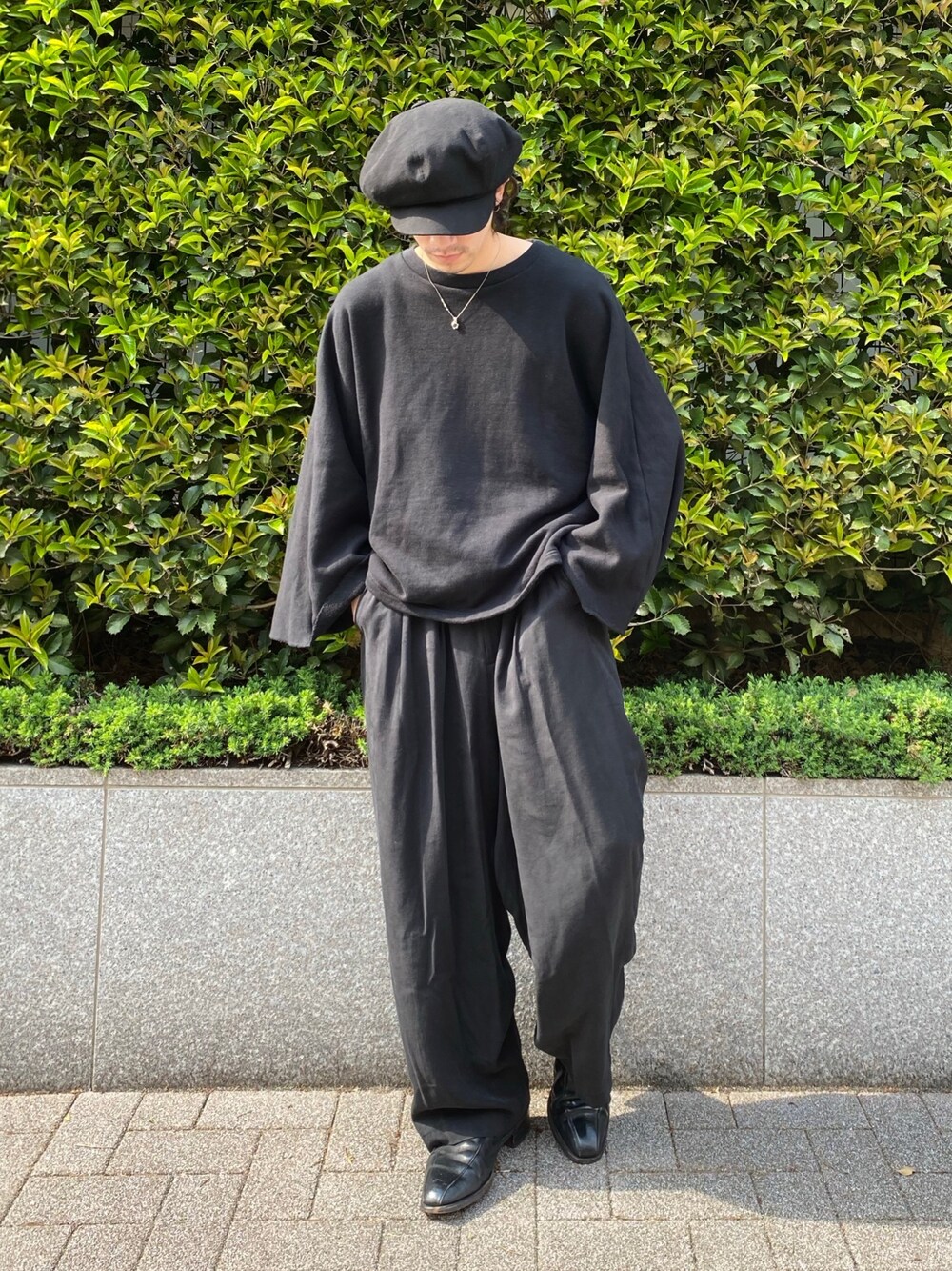「シンプルコーデ、今日のコーデ、休日スタイル、ワイドパンツ、スラックス、モノトーン、オールブラック、古着コーデ、ラフ、コロナに負けない」｜「pimpstickのアイテム（スウェット、ブラック系）」を使った、oriryoさん（メンズ・173cm）の春コーディネートの1枚目の写真