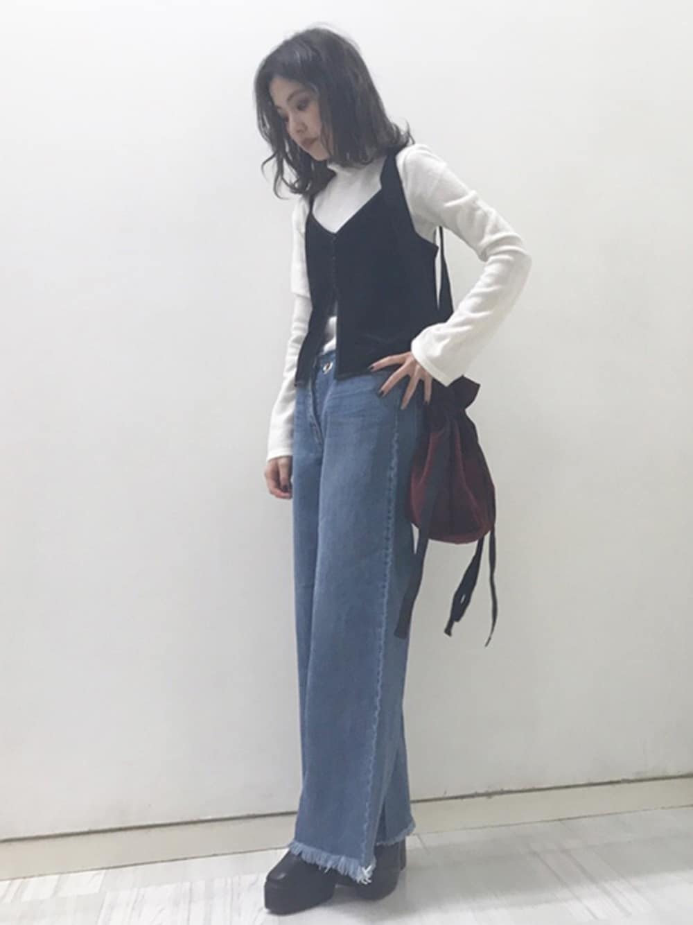 ホワイト系のTシャツ/カットソー、レッド系のその他トップス、ブラック系のデニムパンツを着用したレディースの秋コーディネートの1枚目の写真