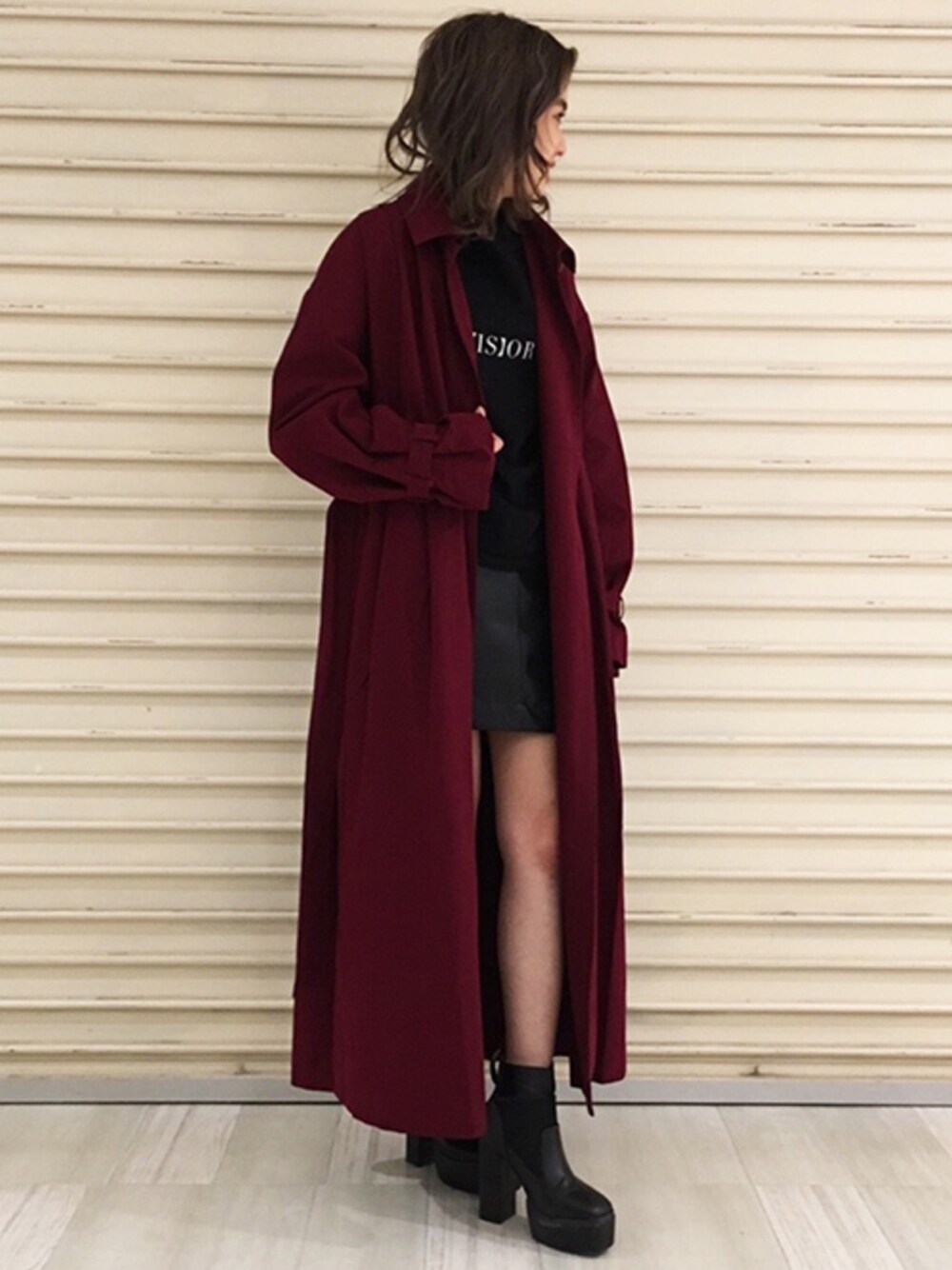 「ロゴT、ボルドー、レザースカート、ロングコート、合皮スカート、A/W、barak、スーパーロング」｜「BARAKのスーパーロングコート（ダウンジャケット/コート、レッド系）」を使った、BARAKさん（レディース・159cm）の秋コーディネートの1枚目の写真