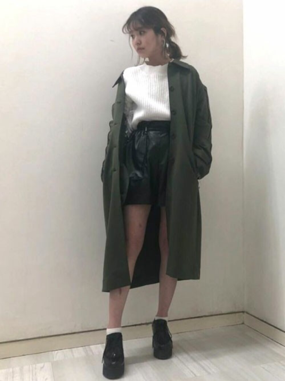 「ファー、カジュアル、ステンカラーコート、ショートパンツ、レース、プラットフォーム、レザーパンツ、スプリングコート、デザイントップス、barak」｜「BARAKのパイピングジャージコート（ステンカラーコート、グリーン系）」を使った、BARAKさん（レディース・159cm）の冬コーディネートの1枚目の写真