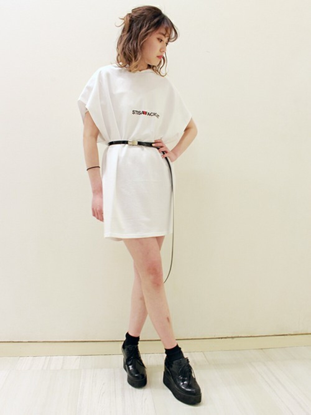 「ロゴT、カジュアル、オーバーサイズ、プラットフォーム、細ベルト、Tシャツワンピ、ロゴパーカー、ロングベルト、barak、エナメルベルト」｜「BARAKのオーバーロゴパーカー（パーカー、グリーン系）」を使った、BARAKさん（レディース・159cm）の春コーディネートの1枚目の写真