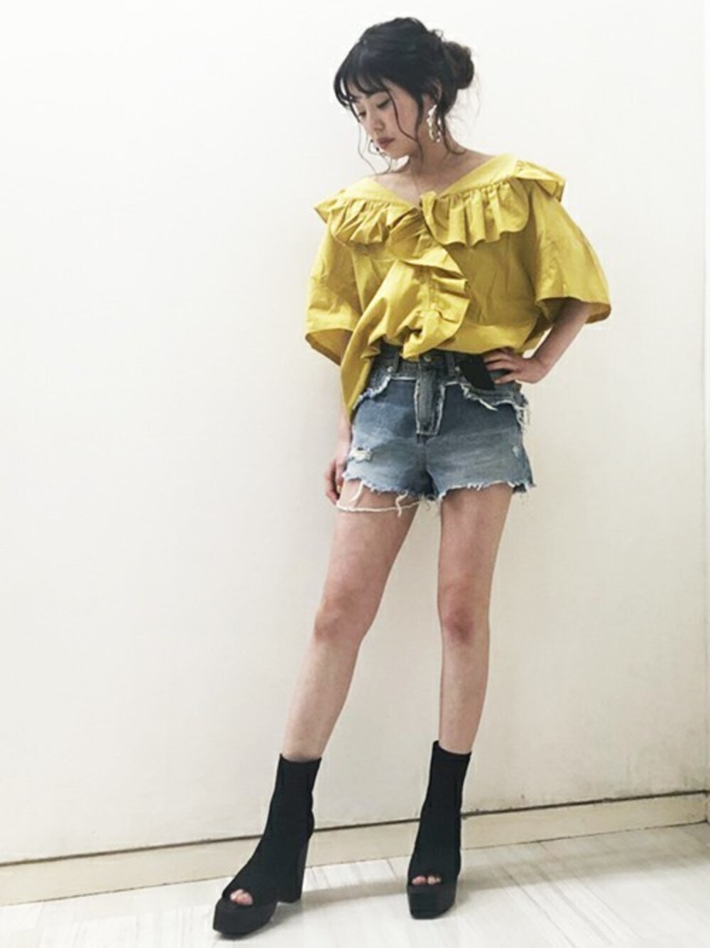 「カジュアル、オーバーサイズ、２ＷＡＹ、デニムショートパンツ、ダメージデニムパンツ、オープントゥ、フリルトップス、フリルブラウス、barak」｜「BARAKの2WAYフリルブラウス（シャツ/ブラウス、イエロー系）」を使った、BARAKさん（レディース・159cm）の夏コーディネートの1枚目の写真
