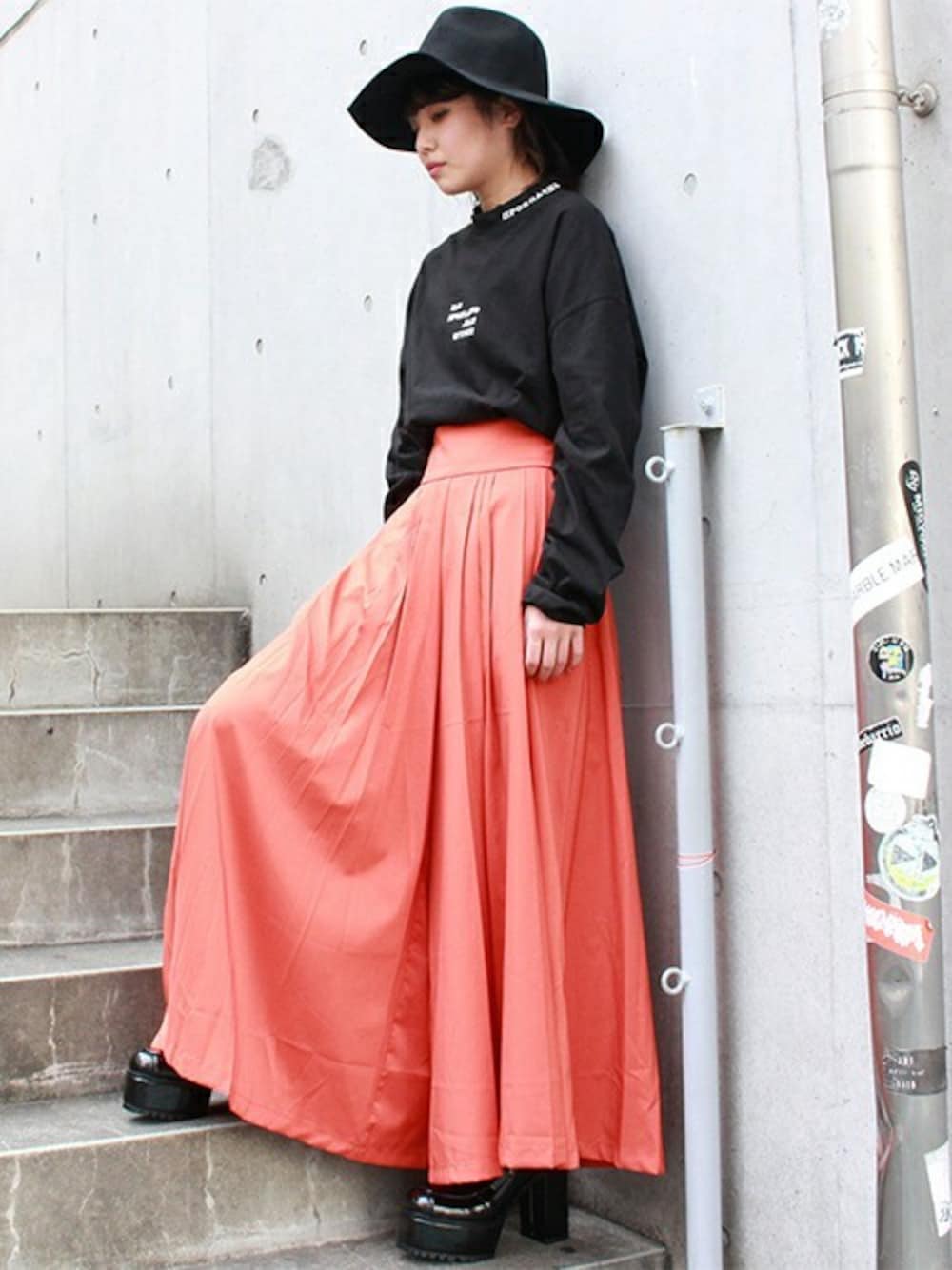 ブラック系のTシャツ/カットソー、イエロー系のその他パンツ、ブラック系のローファーを着用したレディースの秋コーディネートの1枚目の写真