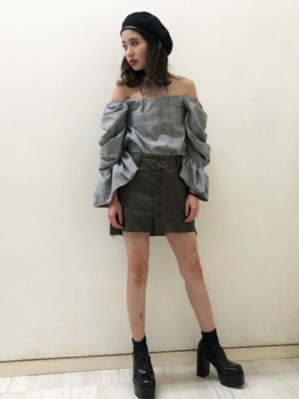 「ベレー帽、ショートパンツ、ローファー、ミニスカート、オフショル、デザイントップス、barak、フロントボタン、ボリュームトップス、ボリューム袖」｜「BARAKのフロントボタンミニスカートショーパン（その他パンツ、グリーン系）」を使った、BARAKさん（レディース・159cm）の秋コーディネートの1枚目の写真