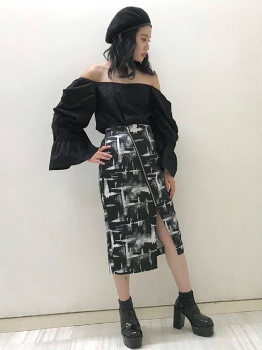 「ベレー帽、ローファー、ジャガード、柄スカート、オフショル、デザイントップス、ミディ丈スカート、barak、ボリューム袖」｜「BARAKのスリーブボリュームブラウス（シャツ/ブラウス、ブラック系）」を使った、BARAKさん（レディース・159cm）の秋コーディネートの1枚目の写真
