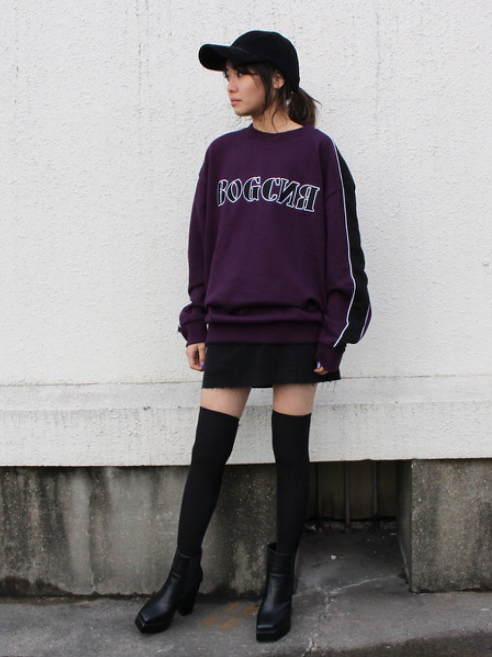 「barak、ストリート服が好き、ストリート、ロゴT、ショートブーツ、ビッグシルエット、カジュアル、ニーハイソックス、CAP、スカート」｜「BARAKのライン刺繍プルオーバー（Tシャツ/カットソー、パープル系）」を使った、BARAKさん（レディース・159cm）の秋コーディネートの1枚目の写真