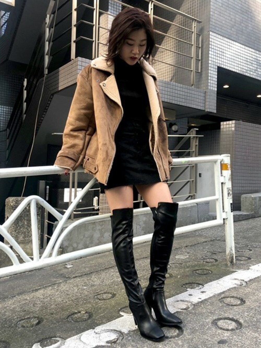 「ライダース、ボア、ハイネック、ニーハイブーツ、冬コーデ、オーバーサイズ、カシミヤ、ボアジャケット、ボンバージャケット、barak」｜「BARAKのオーバーサイズボンバージャケット（ムートンコート、イエロー系）」を使った、BARAKさん（レディース・161cm）の秋コーディネートの1枚目の写真