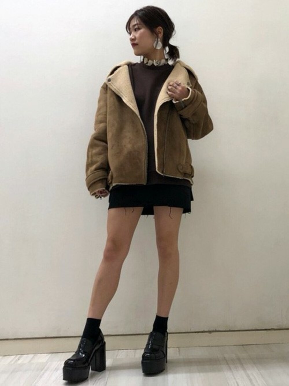 「ボア、ハイネック、プルオーバー、ミニスカート、オーバーサイズ、厚底シューズ、ボアジャケット、ボンバージャケット、デザイントップス、barak」｜「BARAKのオーバーサイズボンバージャケット（ムートンコート、イエロー系）」を使った、BARAKさん（レディース・161cm）の冬コーディネートの1枚目の写真