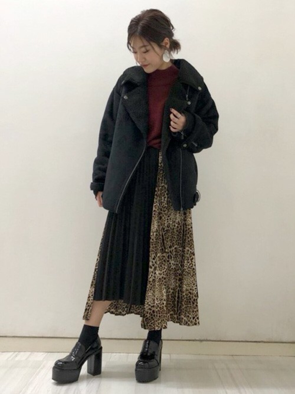 「レオパード、ボア、ひょう柄、プリーツスカート、ハイネックニット、厚底シューズ、ボアジャケット、ボンバージャケット、barak、アシンメトリースカート」｜「BARAKのハイネックガーター編みニットプルオーバー（ニット/セーター、レッド系）」を使った、BARAKさん（レディース・161cm）の秋コーディネートの1枚目の写真