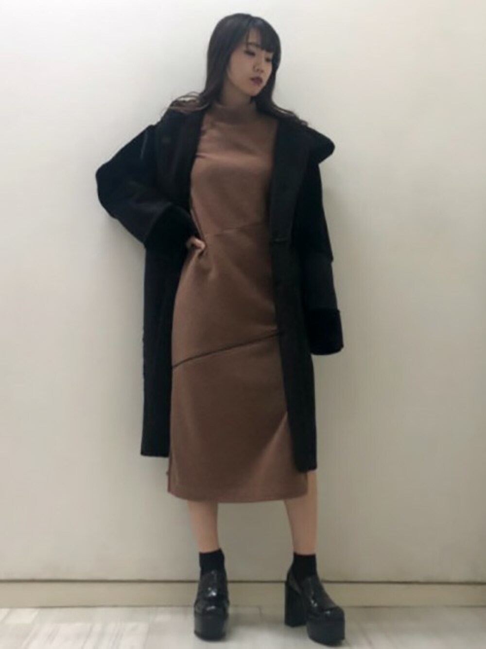 「コート、ローファー、冬コーデ、２ＷＡＹ、フェイクムートン、ムートンコート、厚底、ロングワンピース、barak、サイドスリット」｜「BARAKのロング2WAYZIPワンピース（ワンピース、イエロー系）」を使った、BARAKさん（レディース・160cm）の冬コーディネートの1枚目の写真