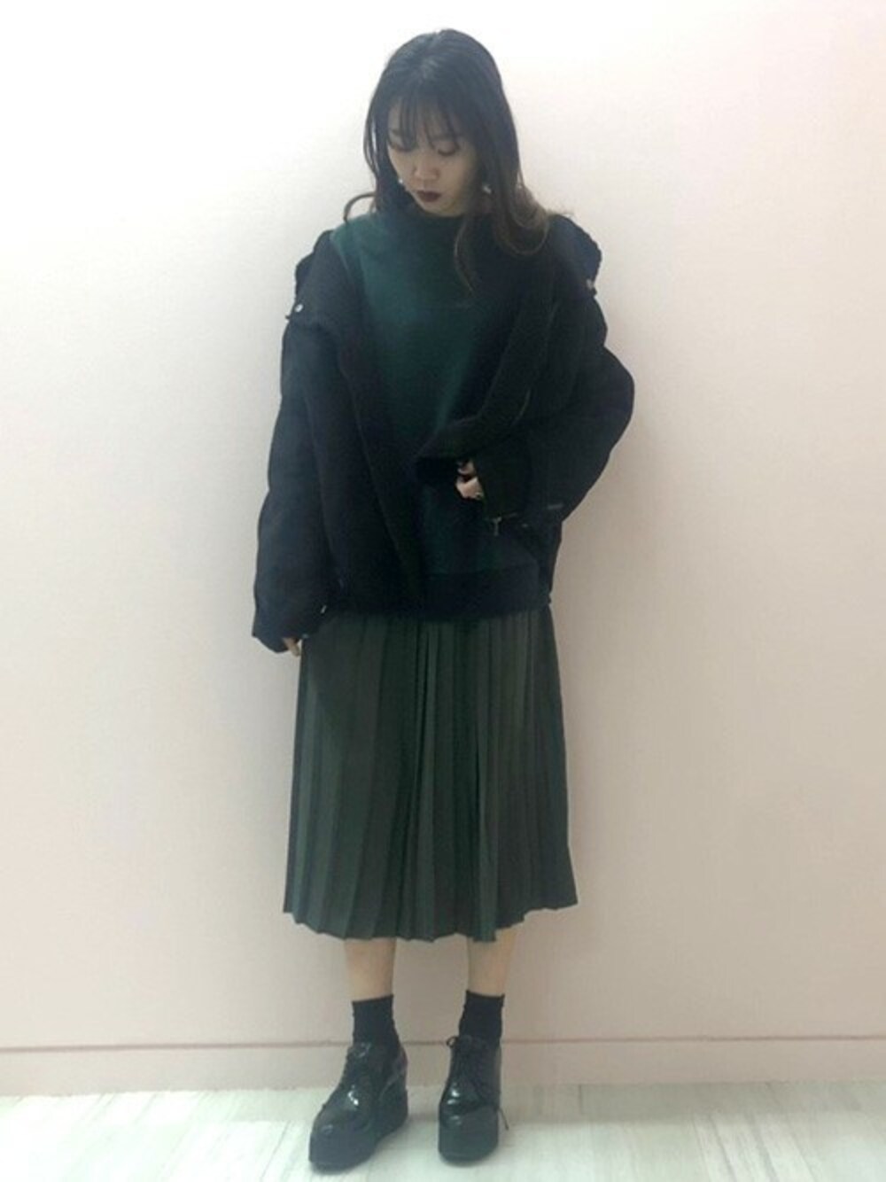 「ワンピース、ビッグシルエット、セットアップ、ライダース、フェイクムートン、ムートンコート、プリーツスカート、ロングワンピース、ボンバージャケット、barak」｜「BARAKの2WAYプリーツワンピース（ワンピース、グリーン系）」を使った、BARAKさん（レディース・168cm）の冬コーディネートの1枚目の写真