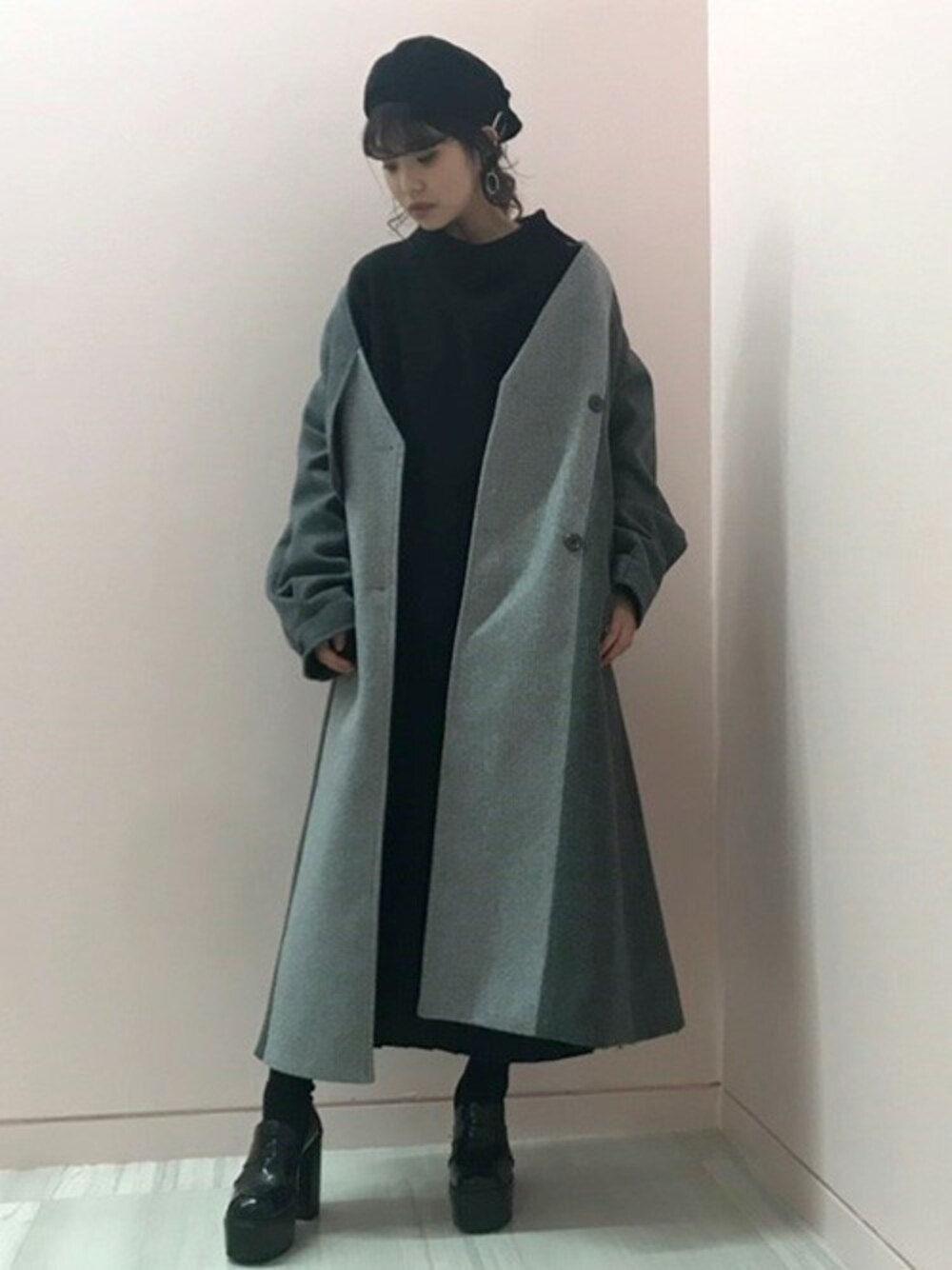 「コート、コーデュロイ、ロングコート、ノーカラーコート、２ＷＡＹ、プリーツ、ボトルネック、ロングワンピース、barak、バラク」｜「BARAKの2WAYプリーツワンピース（ワンピース、ブラック系）」を使った、BARAKさん（レディース・160cm）の冬コーディネートの1枚目の写真