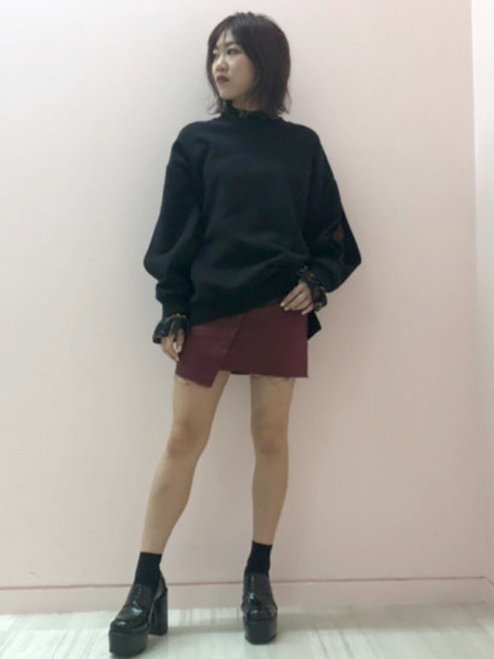 「ニットトップス、ローファー、ハイネック、アシンメトリー、ミニスカート、スカーフ、ハイネックニット、厚底シューズ、barak、バラク」｜「BARAKのチェーン柄レイヤードプルオーバー（スウェット、ブラック系）」を使った、BARAKさん（レディース・160cm）の冬コーディネートの1枚目の写真