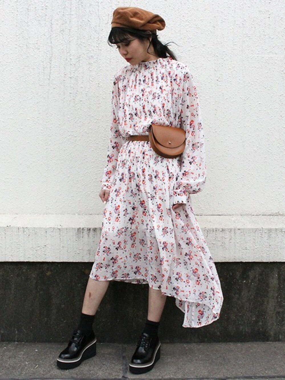 「ベレー帽、花柄、アシンメトリー、２ＷＡＹ、フラワープリント、厚底シューズ、春コーデ、花柄ワンピース、ウエストポーチ、barak」｜「BARAKの2WAYポシェット（ハンドバッグ、ブラウン系）」を使った、BARAKさん（レディース・160cm）の冬コーディネートの1枚目の写真