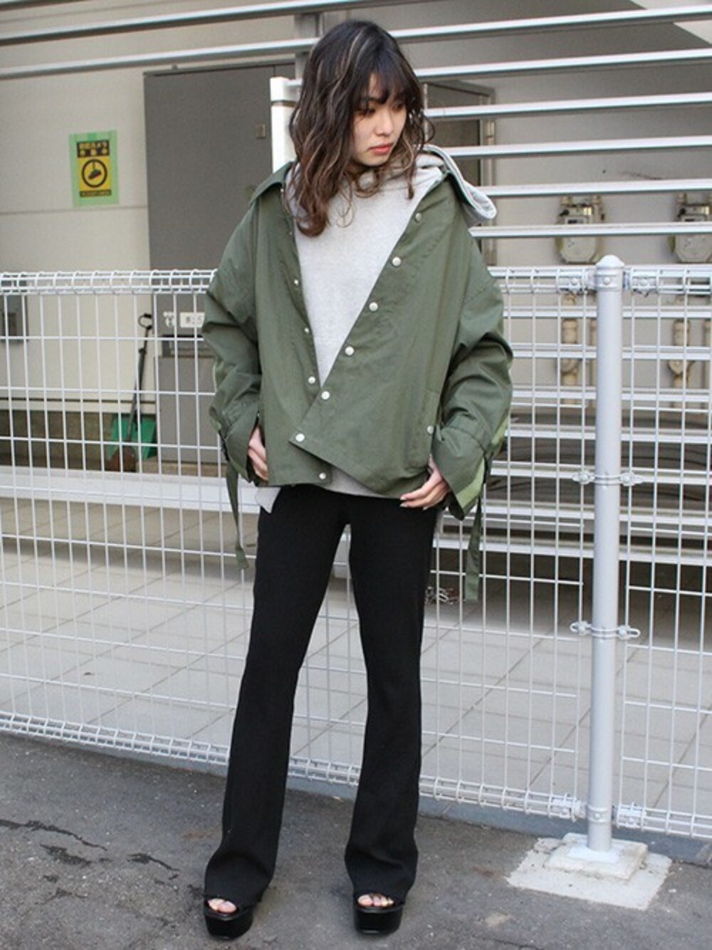「カジュアル、パーカー、リブパンツ、スエット、カーキ、コーチジャケット、グレーのパーカー、フレアパンツ、春コーデ、barak」｜「BARAKのベーシックポケットパーカー（パーカー、グレー系）」を使った、BARAKさん（レディース・160cm）の春コーディネートの1枚目の写真