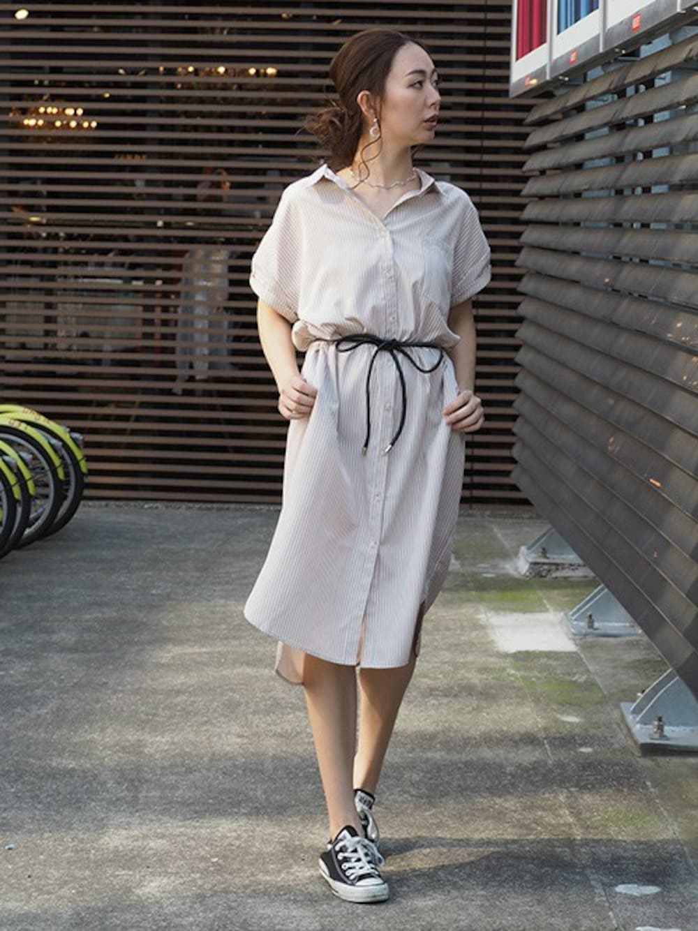 ベージュ系のシャツワンピースを着用したレディースの春コーディネートの1枚目の写真