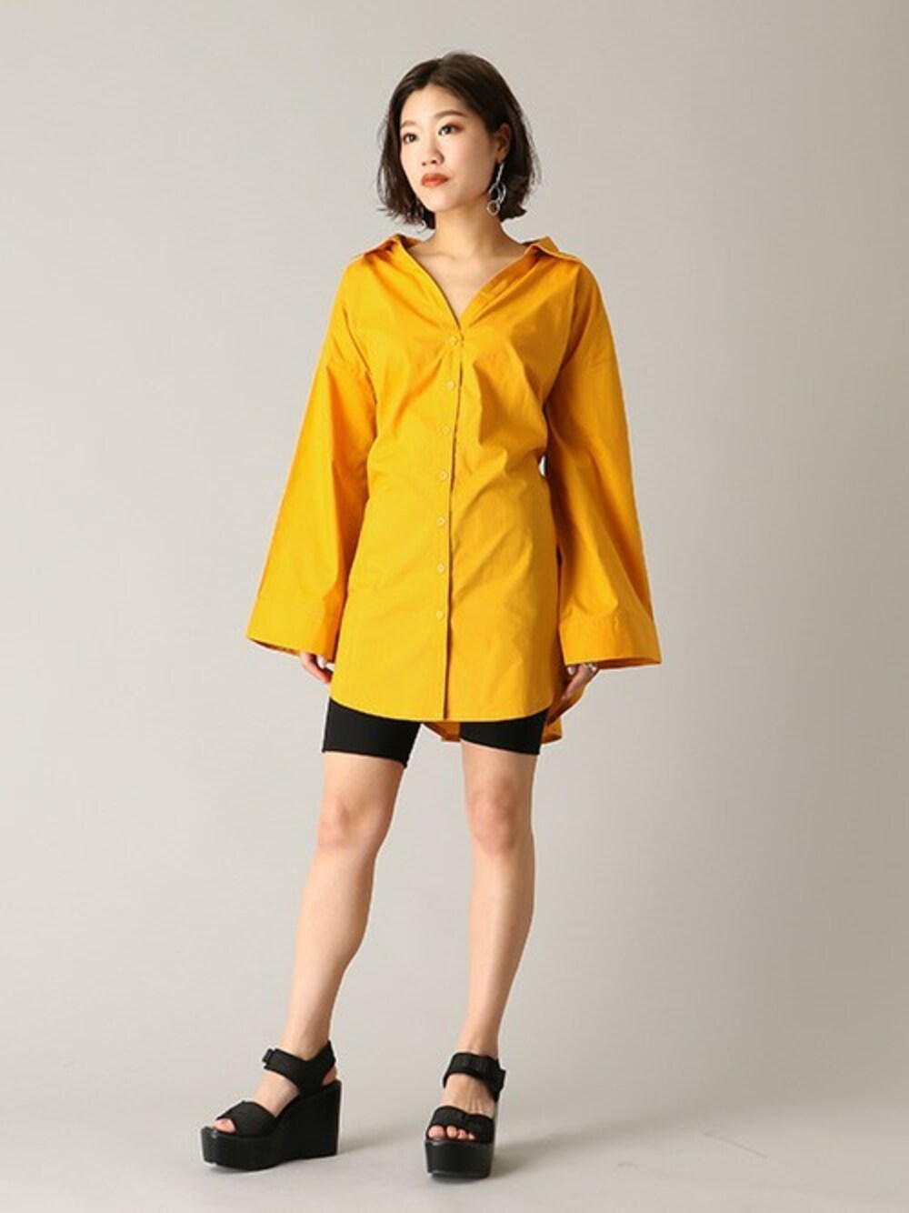 ブラック系のサンダル、イエロー系のシャツ/ブラウス、ブラック系のその他パンツを着用したレディースの春コーディネートの1枚目の写真