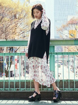 「フラワープリント」｜「アイテム（ベスト）」を使った、BARAKさん（レディース・160cm）の春コーディネート