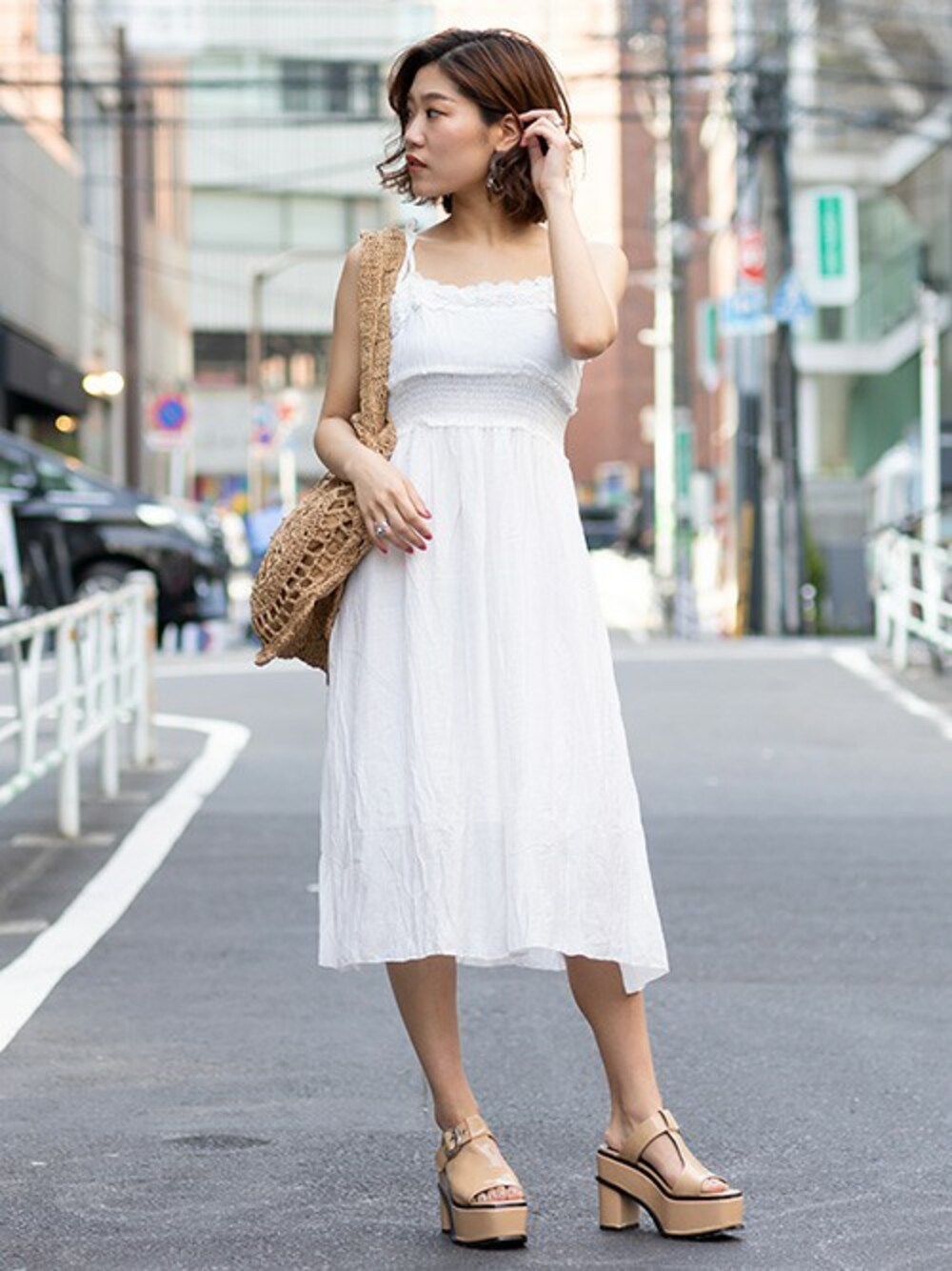 「レース、フェミニン、春コーデ、レースワンピース、夏コーデ、厚底サンダル、大人ガーリー、サマースタイル、barak、ラウンドバッグ」｜「BARAKのベルテッドサンダル（サンダル、ベージュ系）」を使った、BARAKさん（レディース・160cm）の春コーディネートの1枚目の写真