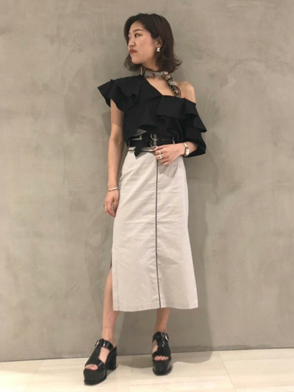 「カジュアル、ペンシルスカート、フリル、大人コーデ、ベルト付き、春コーデ、厚底サンダル、ワンショルダー、フレアスリーブ、barak」｜「BARAKのワンショルフリルブラウス（シャツ/ブラウス、ブラック系）」を使った、BARAKさん（レディース・160cm）の春コーディネートの1枚目の写真