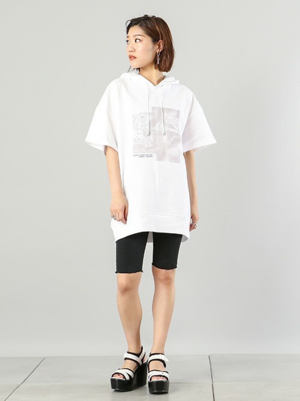「カジュアル、パーカー、ハーフパンツ、プリントT、夏コーデ、ビッグT、カットオフ、フォトT、barak」｜「BARAKのフォトフードトップス（パーカー、ホワイト系）」を使った、BARAKさん（レディース・160cm）の春コーディネートの1枚目の写真