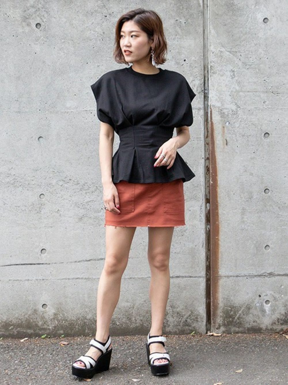 ブラック系のTシャツ/カットソー、ホワイト系のサンダル、ブラウン系のその他パンツを着用したレディースの夏コーディネートの1枚目の写真