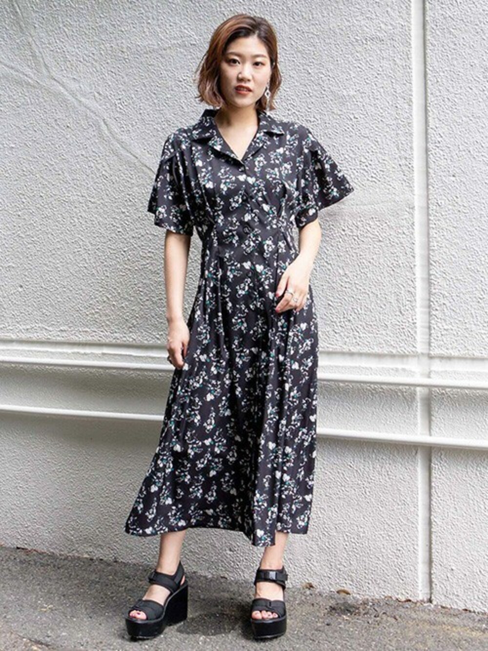 「花柄、大人カジュアル、シャツワンピ、ロングワンピース、小花柄、花柄ワンピース、スポーツサンダル、barak、夏ワンピース、小花柄ワンピース」｜「BARAKのテープサンダル（サンダル、ブラック系）」を使った、BARAKさん（レディース・160cm）の夏コーディネートの1枚目の写真