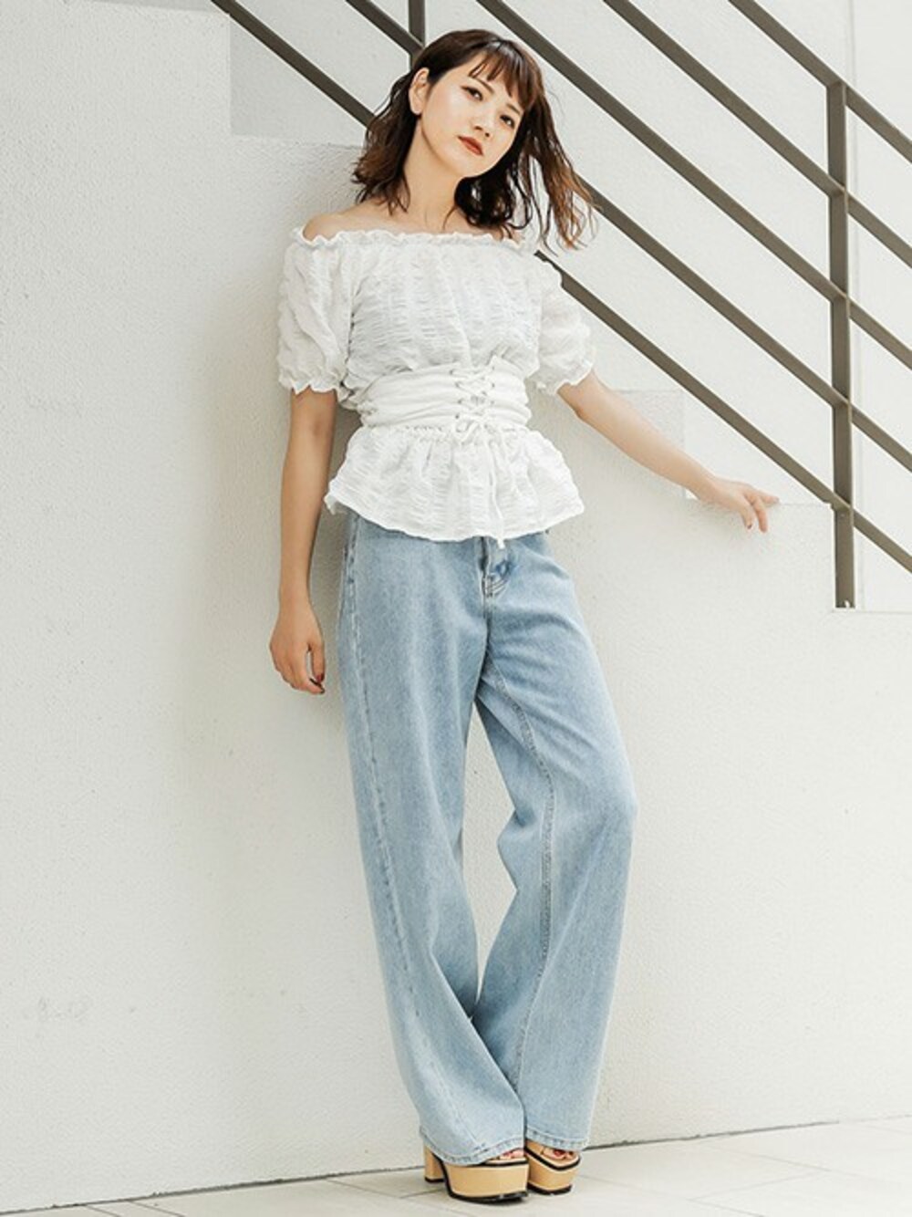 「カジュアル、大人カジュアル、レースアップ、ワイドパンツ、オフショル、ぺプラムトップス、夏コーデ、デザイントップス、ワイドデニム、barak」｜「BARAKのコルセットディティールオフショルダー（シャツ/ブラウス、ホワイト系）」を使った、BARAKさん（レディース・167cm）の夏コーディネートの1枚目の写真