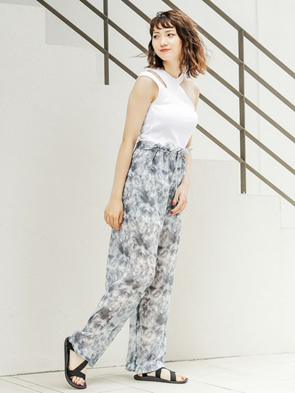 グレー系のその他パンツ、ホワイト系のキャミソールを着用したレディースの夏コーディネートの1枚目の写真