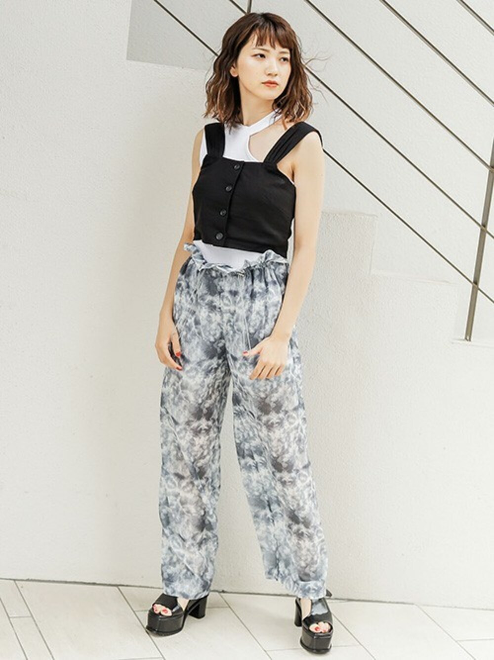 グレー系のその他パンツ、ホワイト系のキャミソール、ブラック系のキャミソールを着用したレディースの夏コーディネートの1枚目の写真