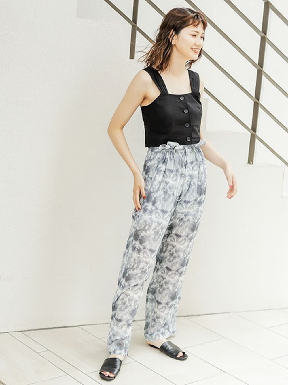 グレー系のその他パンツ、ブラック系のキャミソールを着用したレディースの夏コーディネートの1枚目の写真