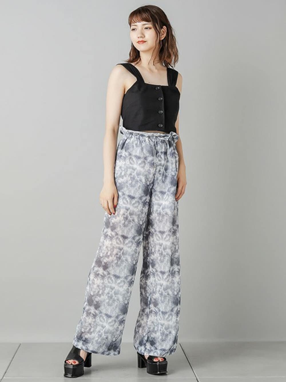 グレー系のその他パンツ、ブラック系のキャミソールを着用したレディースの夏コーディネートの1枚目の写真