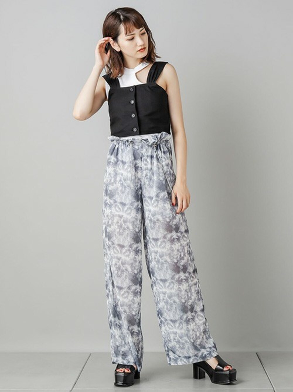 グレー系のその他パンツ、ホワイト系のキャミソール、ブラック系のキャミソールを着用したレディースの夏コーディネートの1枚目の写真