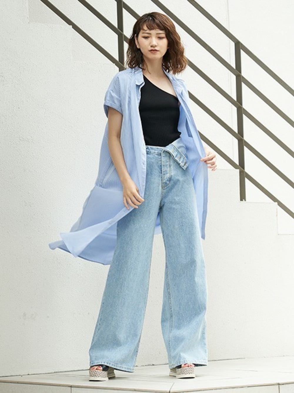 「ワンピース、カジュアル、ワイドパンツ、ストライプシャツ、シャツワンピ、夏コーデ、ワンショルダー、ワイドデニム、barak、ガウンシャツ」｜「BARAKのストライプロープベルト付きシャツワンピース（シャツワンピース、ブルー系）」を使った、BARAKさん（レディース・167cm）の夏コーディネートの1枚目の写真