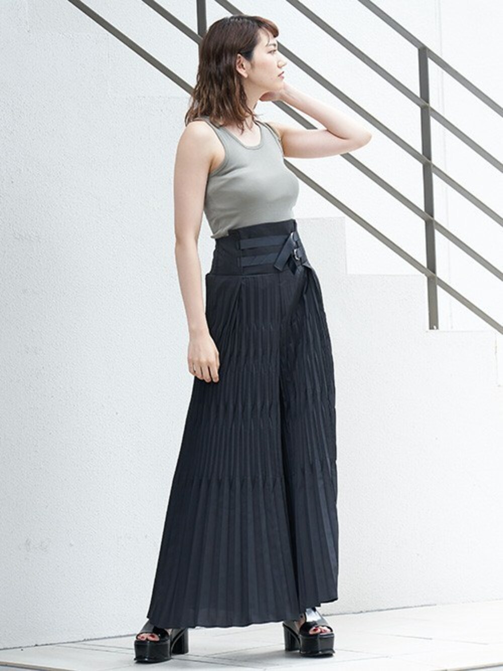 グレー系のその他パンツ、ブラック系のサンダルを着用したレディースの夏コーディネートの1枚目の写真