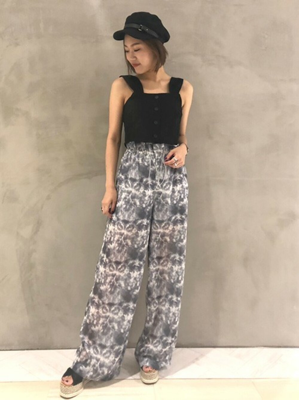 ブラック系のキャミソール、グレー系のその他パンツ、ブラック系のハットを着用したレディースの夏コーディネートの1枚目の写真