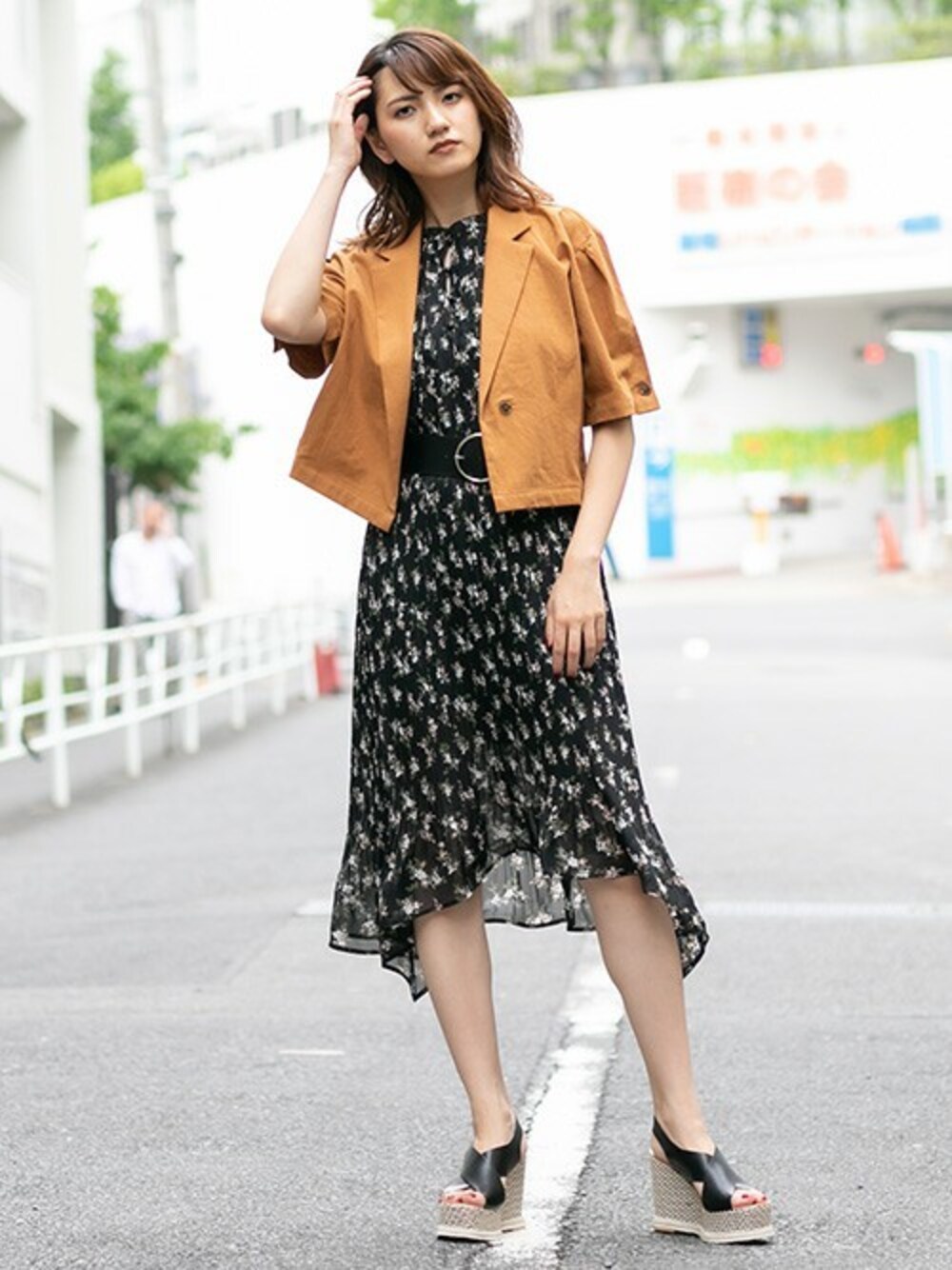 「花柄、大人カジュアル、シフォン、プリーツ、小花柄、花柄ワンピース、夏コーデ、パワーショルダー、サマージャケット、barak」｜「BARAKのパワショルショートジャケット（その他アウター、オレンジ系）」を使った、BARAKさん（レディース・167cm）の夏コーディネートの1枚目の写真